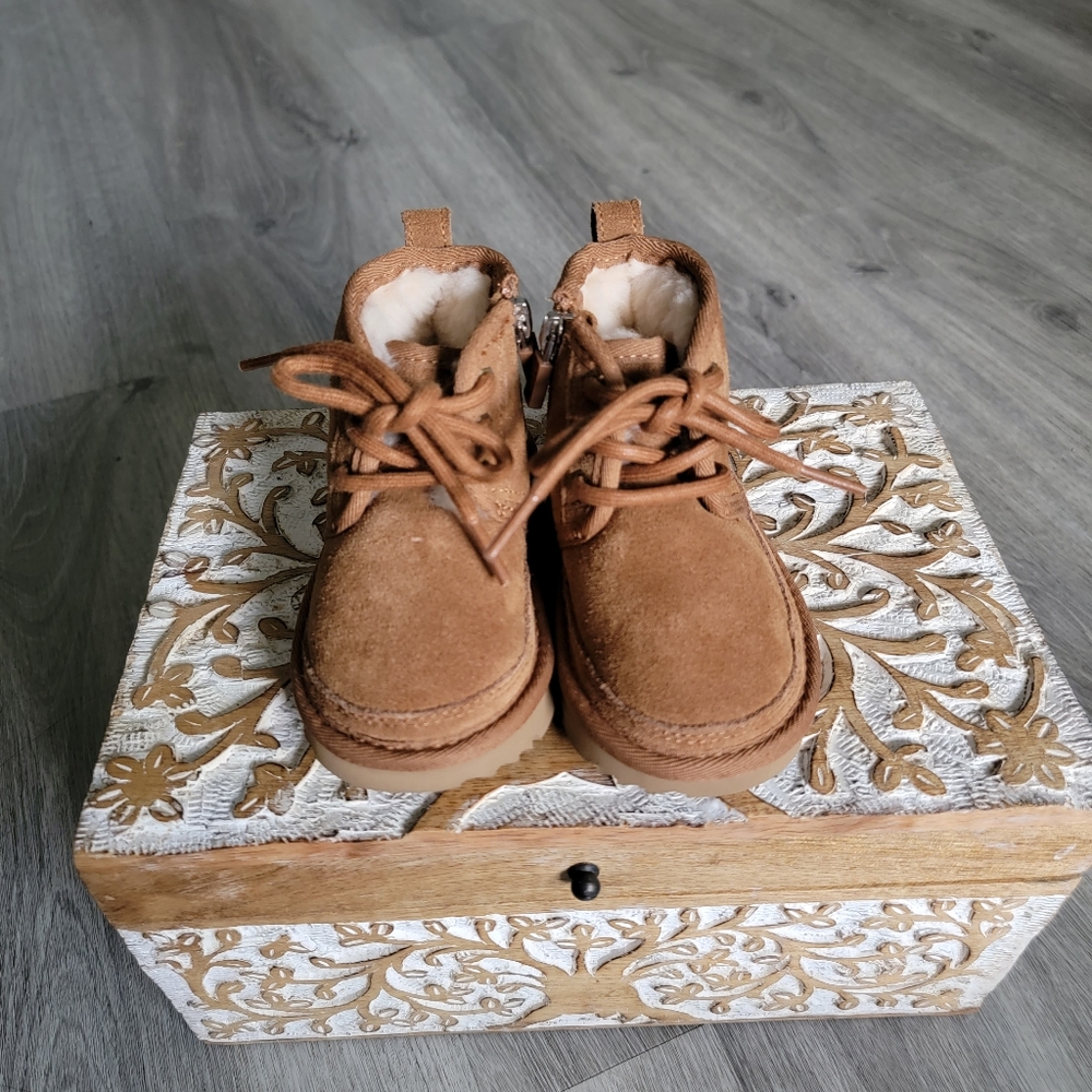 UGG Toddler Neumel Suede Boot - Picture 4 of 10
